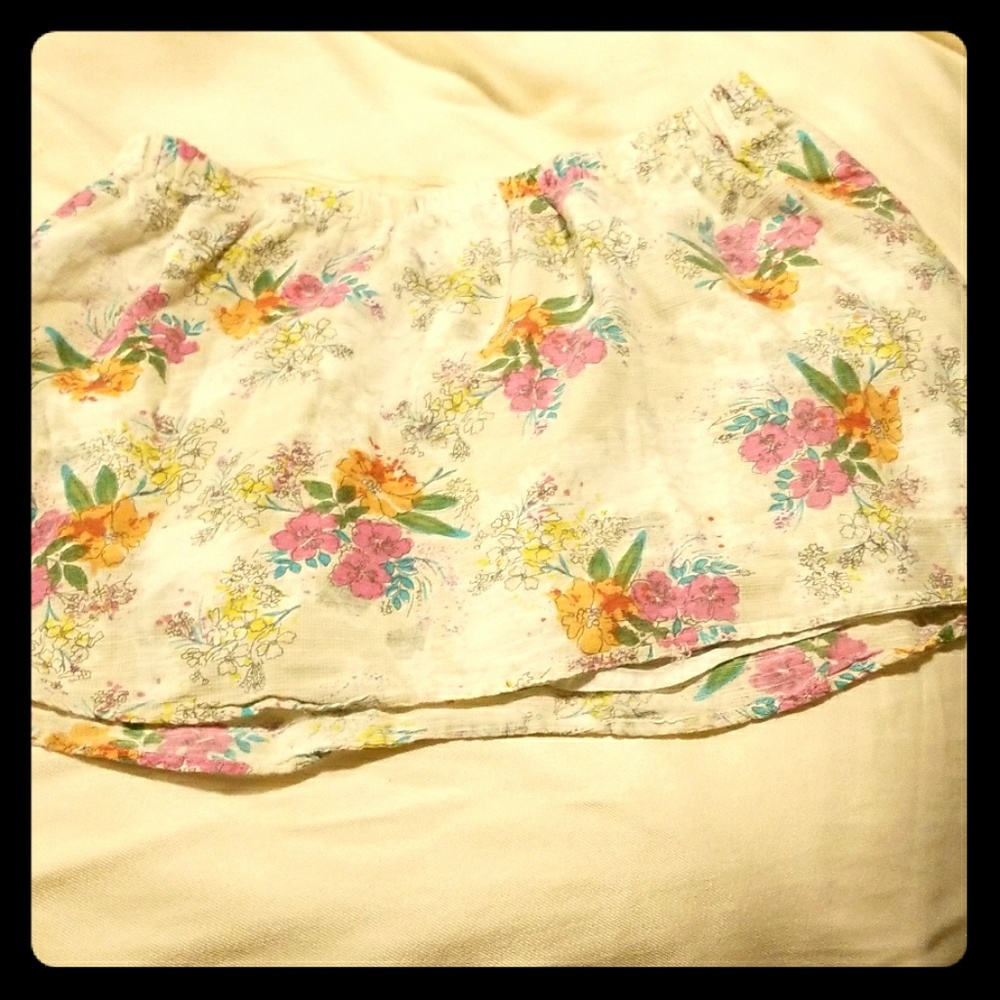 Mini white skirt with flowers